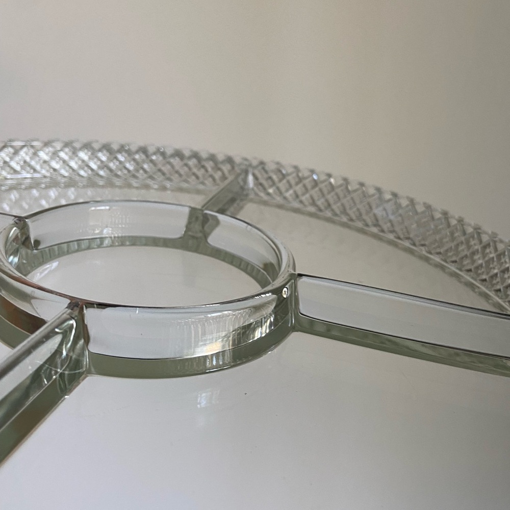 Diamond cut pattern edge glass divided serving tray - Picture 10 of 11